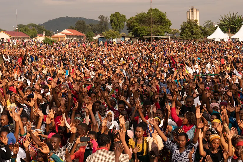 Multitud con las manos levantadas en adoración durante una cruzada de Christ for all Nations (CfaN)